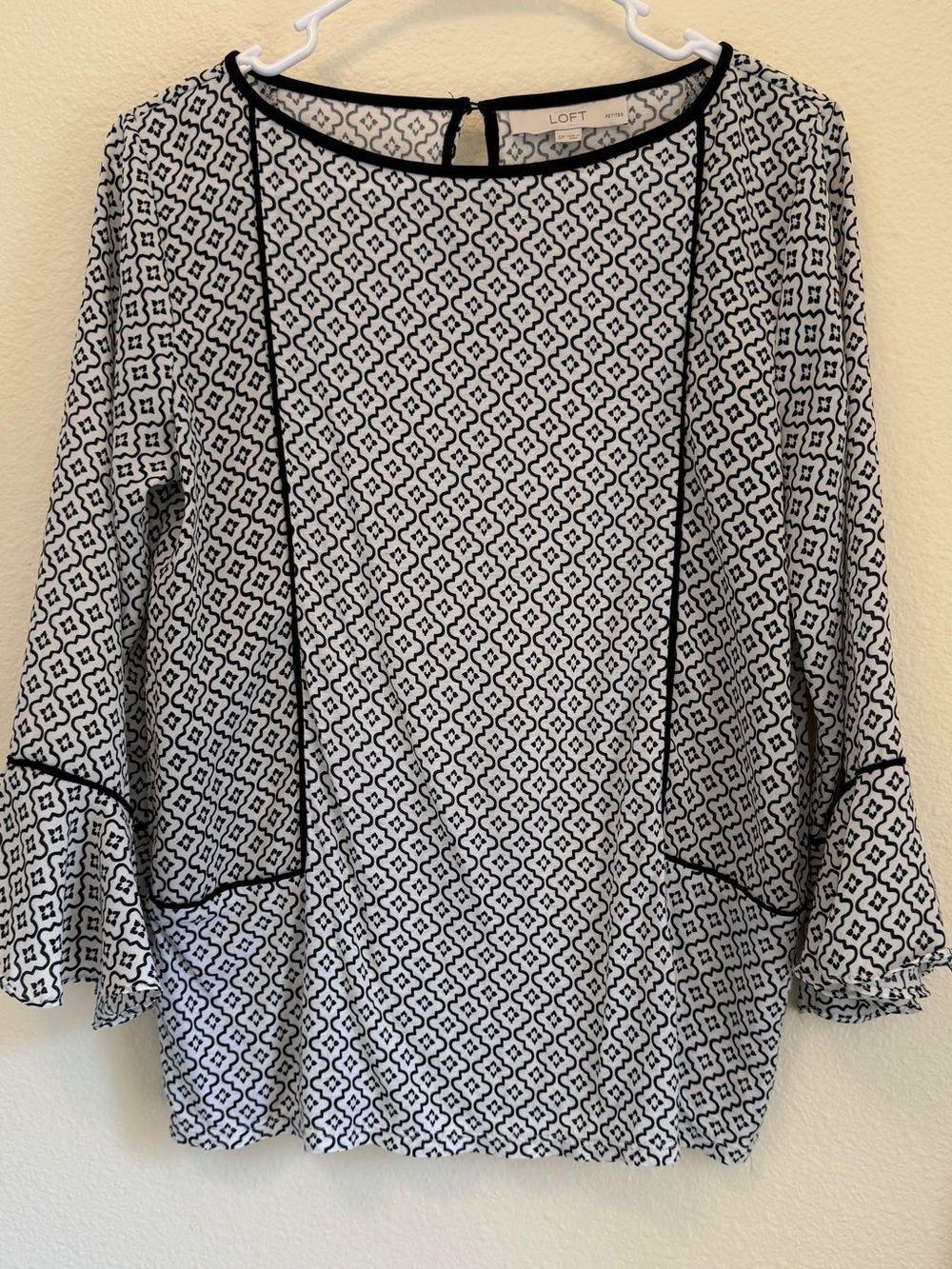 LOFT Petite Black White Geometric Flutter Sleeve Blouse SP